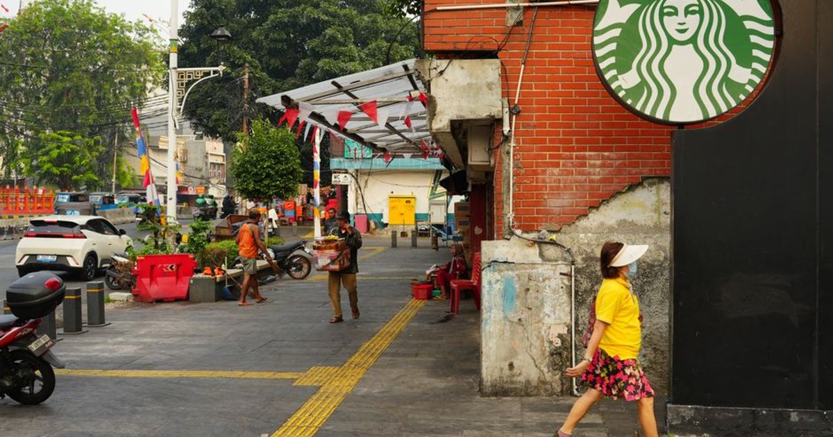 Cover Image for How Southeast Asias Homegrown Coffee Chains Are Outpacing Starbucks In Jakarta, Kuala Lumpur, Manila, Singapore, And Beyond