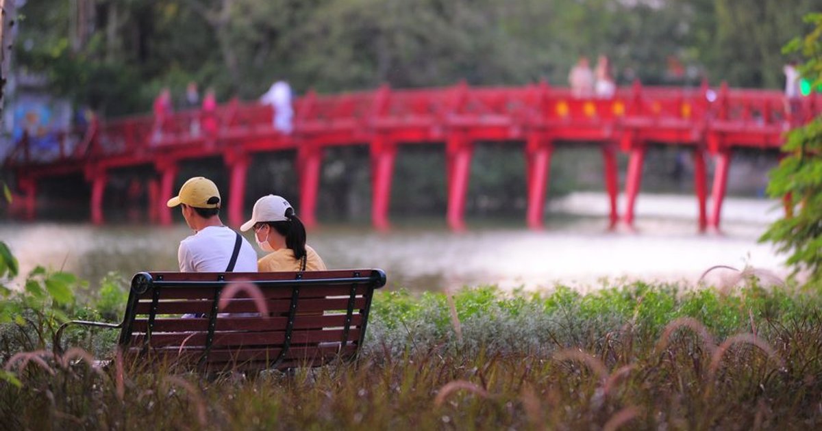 Cover Image for Hanois New Check-In Bridge At Hoan Kiem Lake: Public Reactions, Opportunities And Urban Development Insights