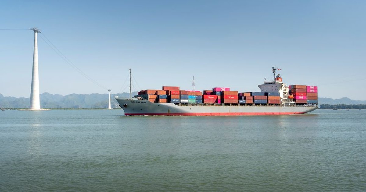 Cover Image for How Da Nangs Submarine Cable Routes Are Changing Vietnams B2B Sourcing And International Trade Logistics