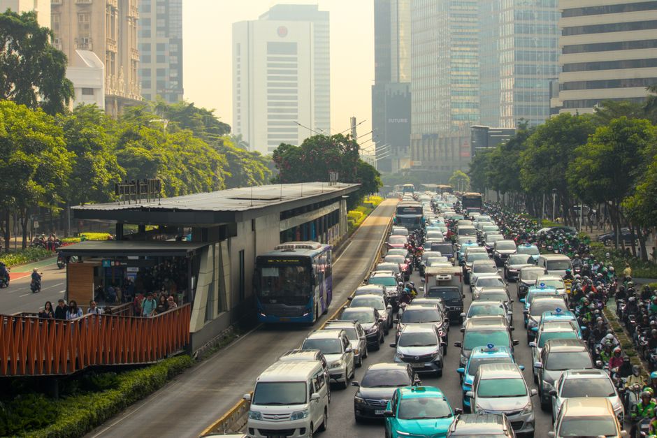Cover Image for How Urban Life In Jakarta, Bangkok, And Manila Is Stress-Testing Your Skin: 2026 Guide To Pollution, Heat, And Blue Light Defense