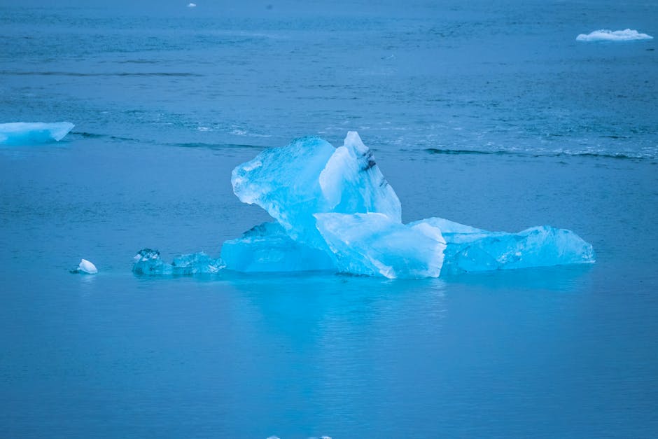 Cover Image for Antarctica's Climate Crisis: A Tipping Point for Global Sea Levels